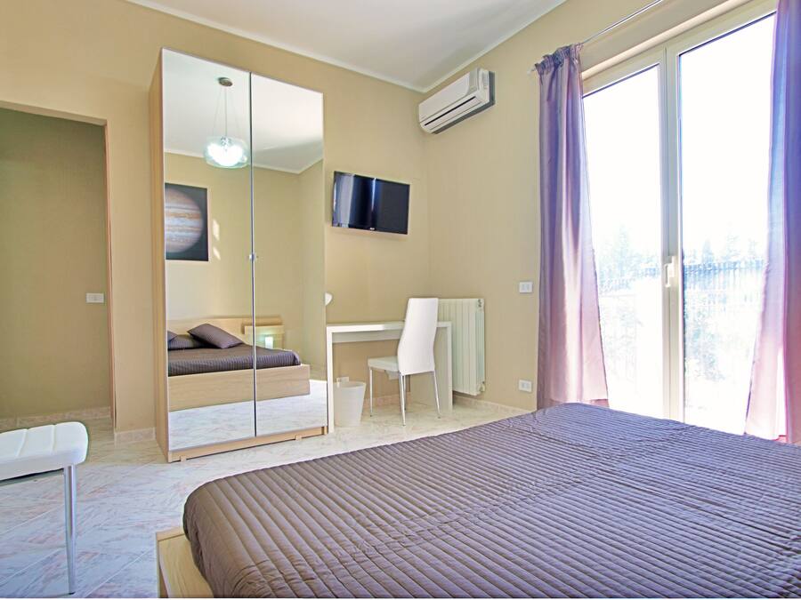 Tweepersoonskamer, privébadkamer | Een bureau, een laptopwerkplek, gratis wifi, beddengoed