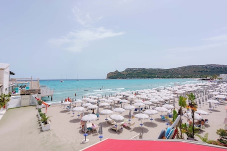 En la playa y playa de arena blanca