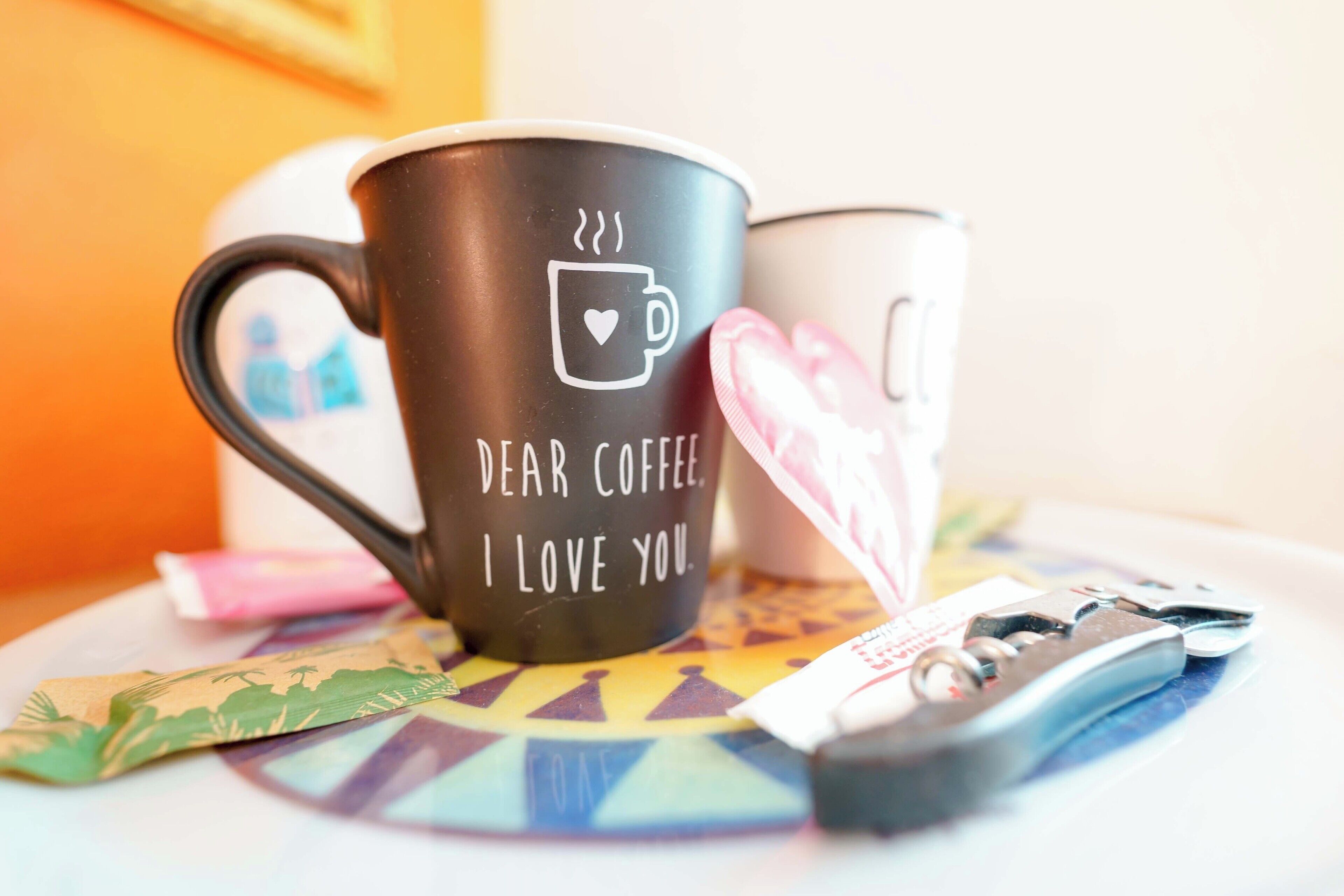 Una taza negra con el texto 