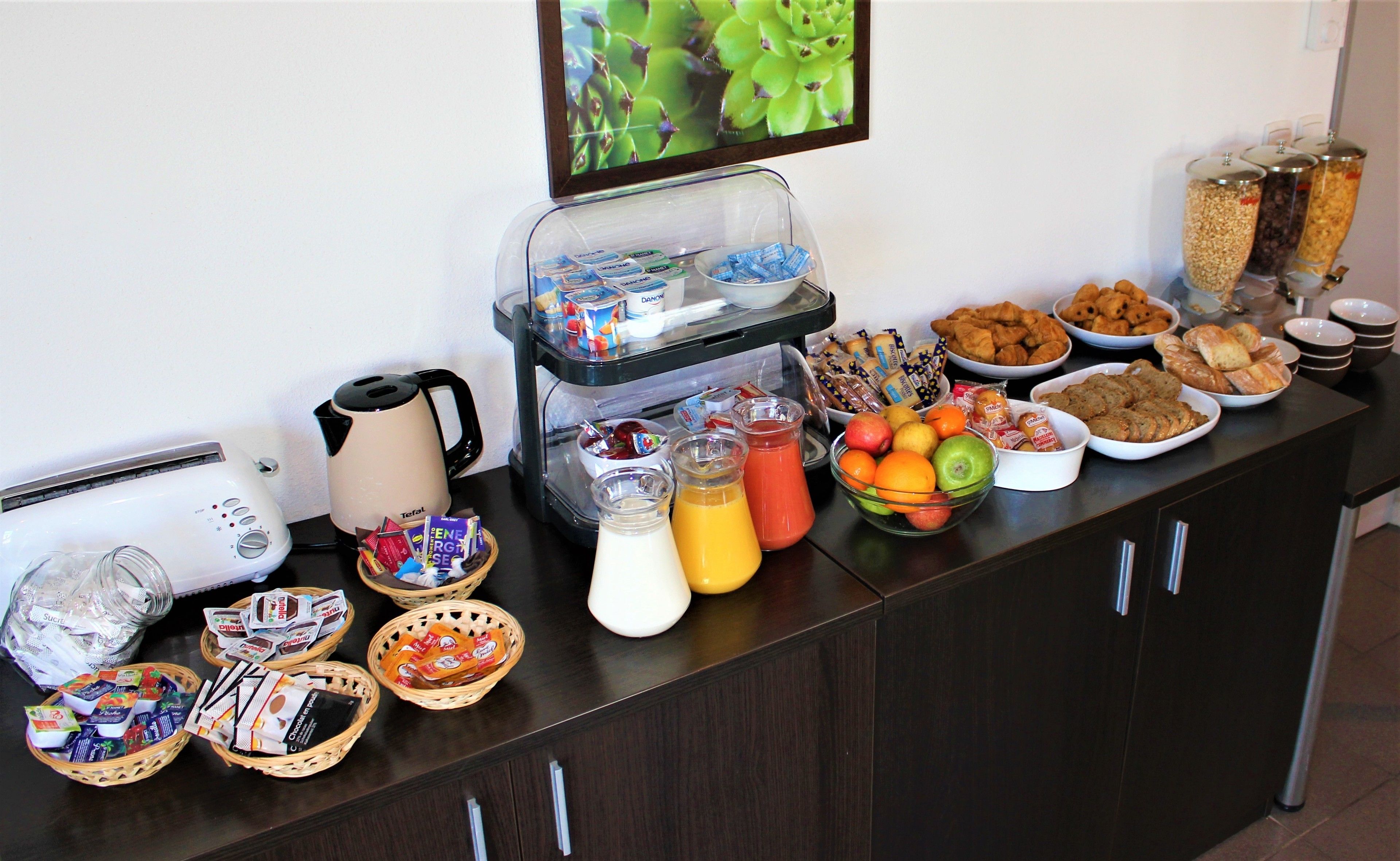 Continental breakfast on weekdays (EUR 10 per person)