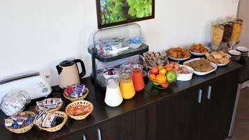 Continental breakfast on weekdays (EUR 10 per person)