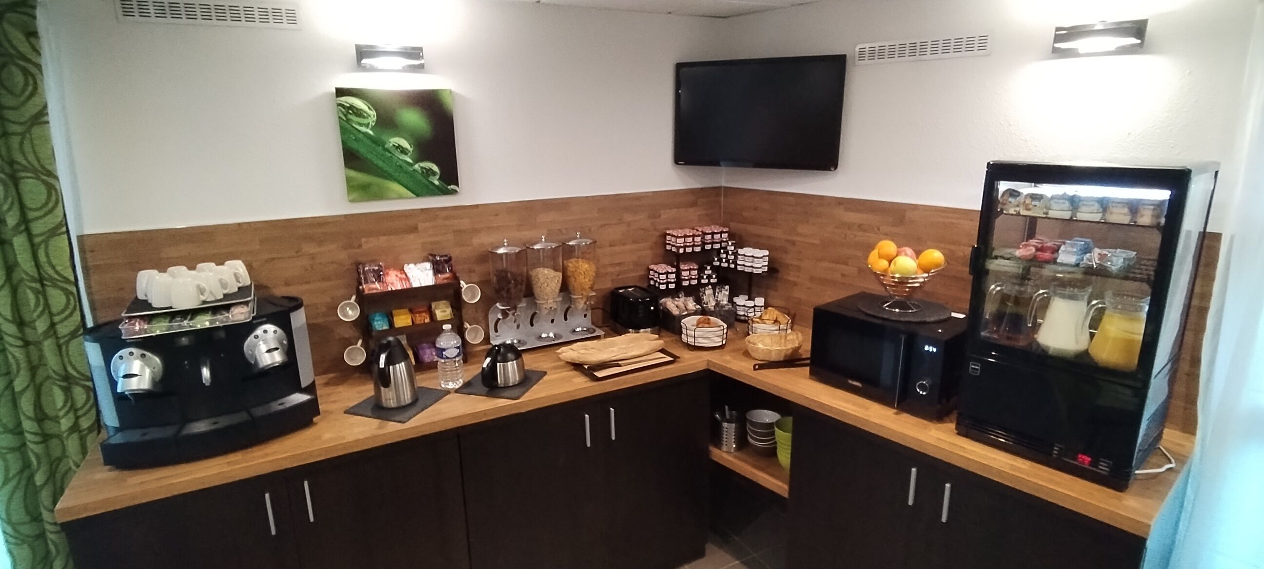 Kontinental frokost på hverdagene (EUR 10 per person)