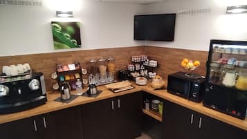 Kontinental frokost på hverdagene (EUR 10 per person)