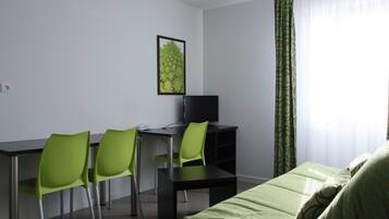 Apartemen, 1 Tempat Tidur Double dengan tempat tidur Sofa (32 m²) | Ruang keluarga | TV layar datar