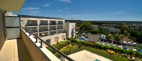 Una piscina al aire libre de temporada