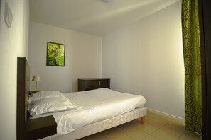 Desk, laptop workspace, blackout curtains, soundproofing -  Kosy Aparthotel Campus del Sol Esplanade (Avignon)