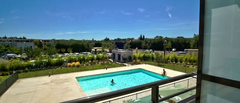 Una piscina al aire libre de temporada