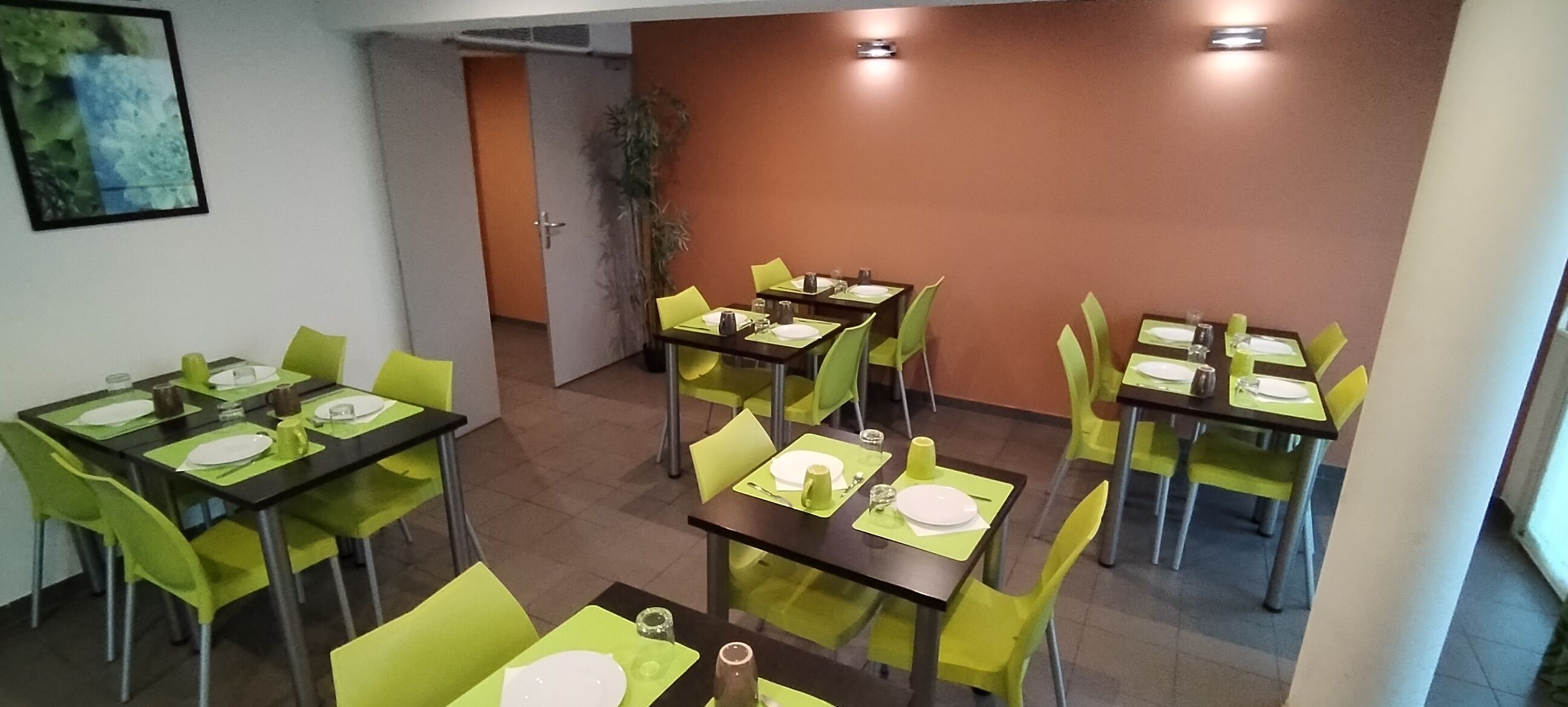 Continental breakfast on weekdays (EUR 10 per person)