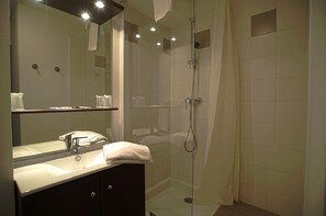 Regadera, amenidades de baño gratuitas, secadora de cabello, toallas 