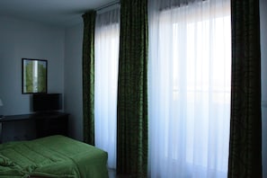 Estudi | Escriptori, espai de treball apte per a portàtils i cortines opaques