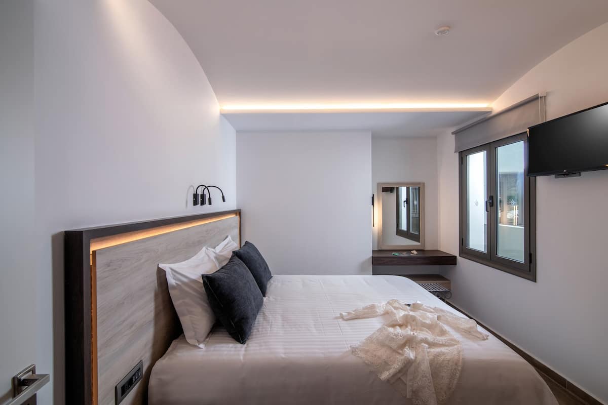 Deluxe One Bedroom Apartment with Jetted Tub | Pillowtop beds, in-room safe, blackout drapes, soundproofing