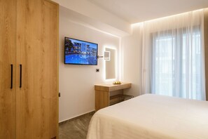 Studio – comfort | Senger med overmadrass, safe på rommet, blendingsgardiner og lydisolert