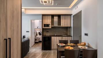 Deluxe One Bedroom Apartment with Jetted Tub | Cozinha privada | Frigobar, máquina de café expresso, cafeteira/chaleira