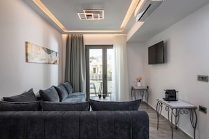 Deluxe One Bedroom Apartment with Jetted Tub | Ruang tamu | 42 inci sebuah televisyen pintar dengan satelit