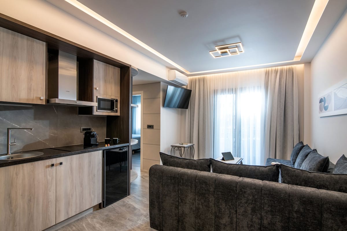 2 bedrooms, pillowtop beds, in-room safe, blackout drapes