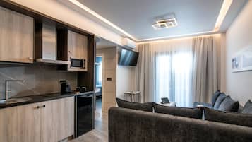 2 bedrooms, pillowtop beds, in-room safe, blackout drapes