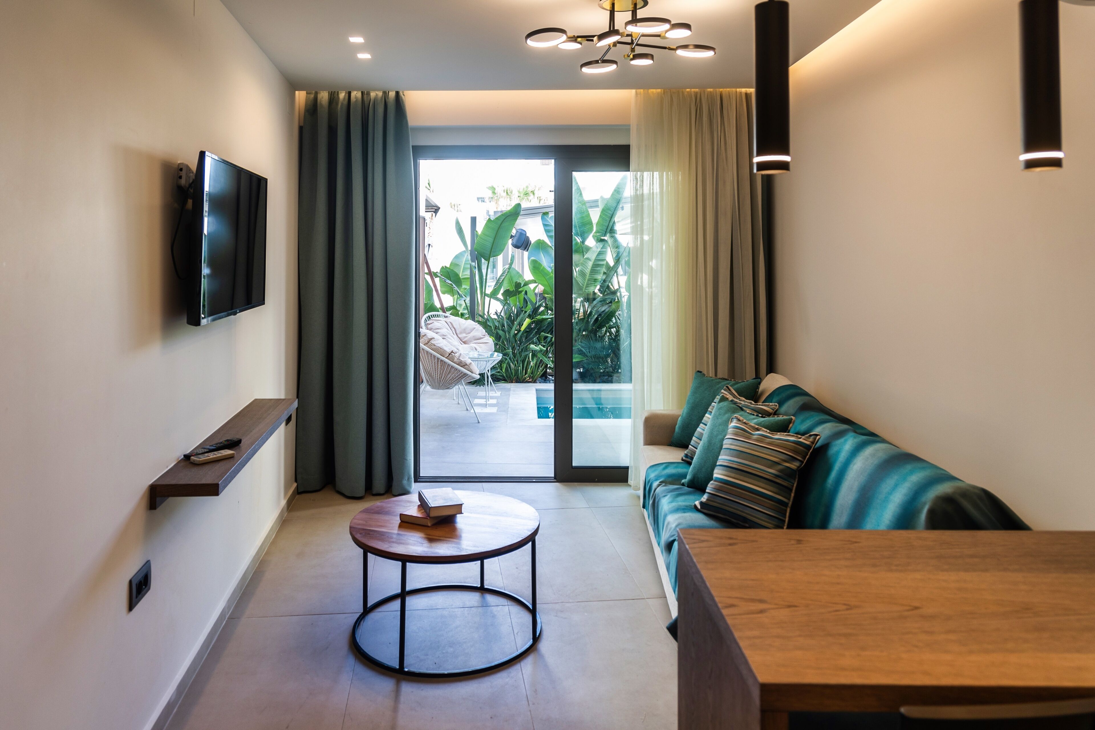 Deluxe One Bedroom Apartment with Private Pool | リビング エリア | 42 インチのスマートテレビ (衛星放送視聴可)