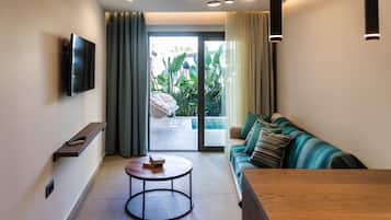 Deluxe One Bedroom Apartment with Private Pool | Woonruimte | Een 42-inch smart-tv met satellietzenders