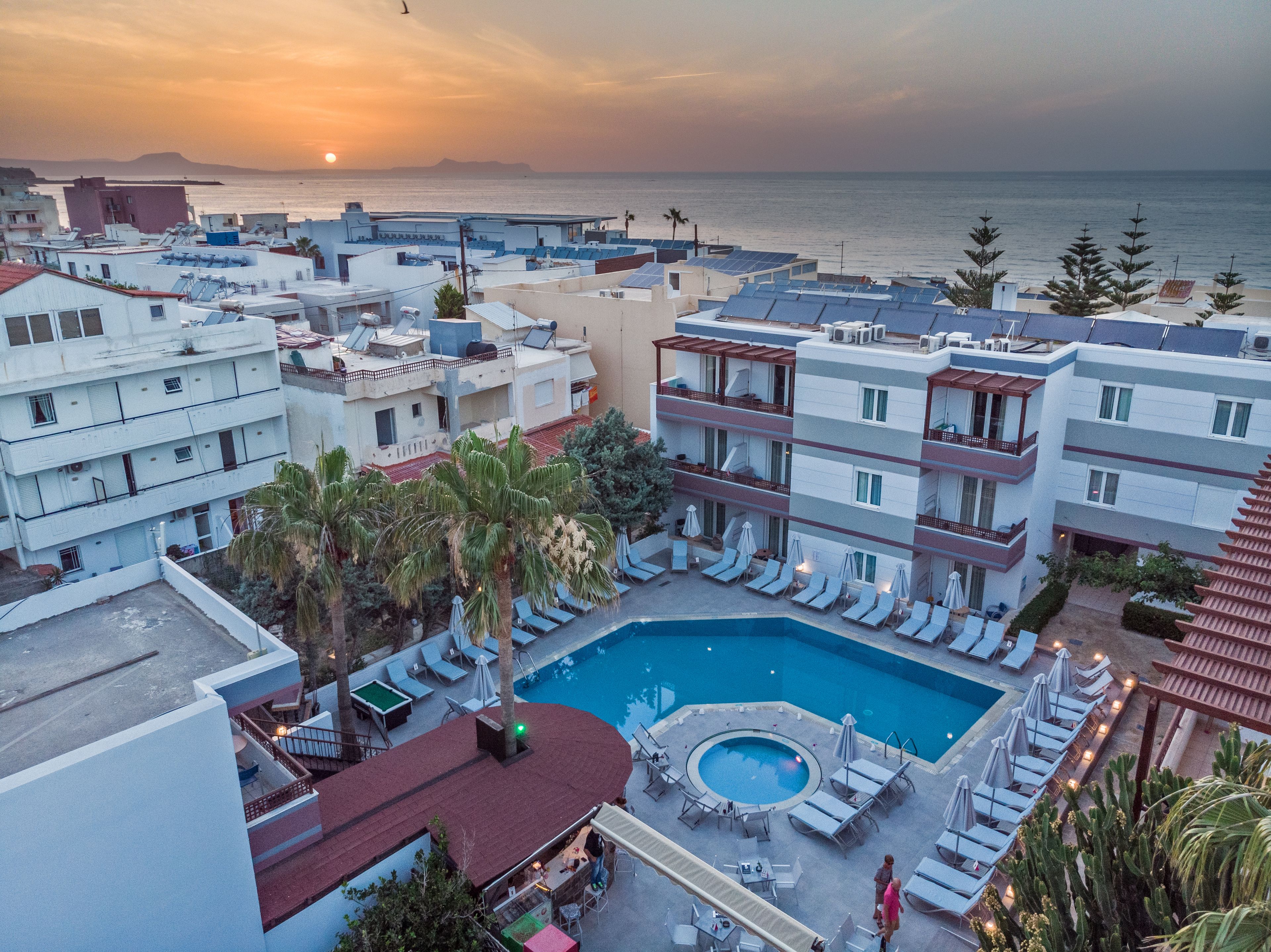 Piscina all'aperto, ombrelloni da piscina, lettini