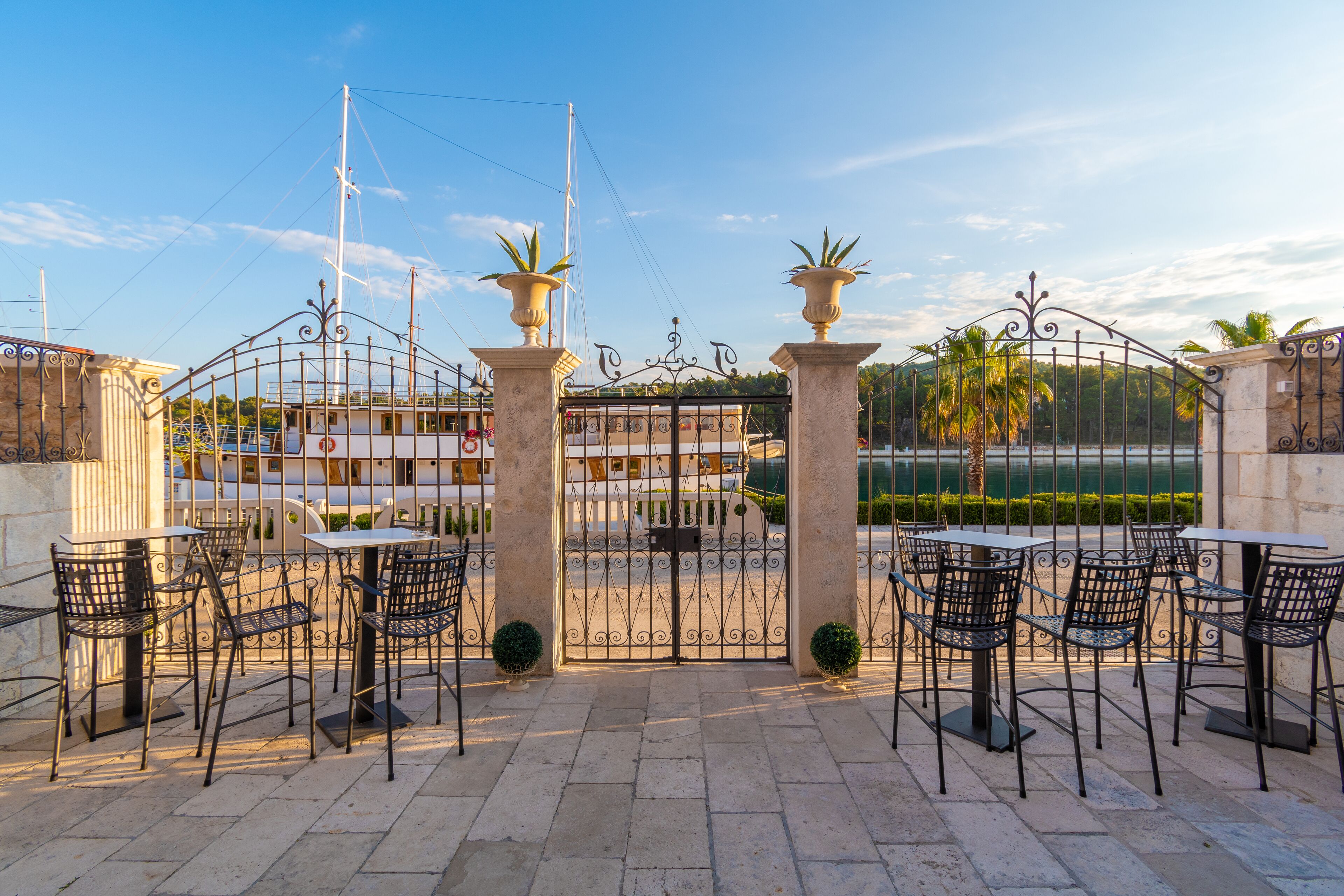 واجهة المنشأة - في المساء/الليل