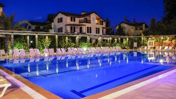 4 outdoor pools, pool umbrellas, pool loungers