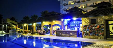 4 outdoor pools, pool umbrellas, sun loungers