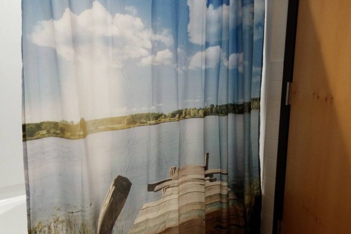 combined shower/bathtub, hair dryer, towels