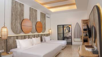 Deluxe-værelse til 3 personer - udsigt til have | Minibar, pengeskab på værelset, skrivebord, gratis Wi-Fi