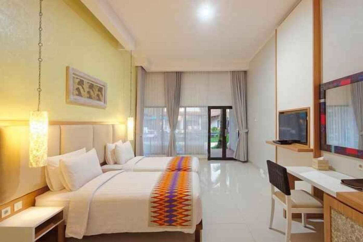 Minibar, in-room safe, desk, WiFi (free)