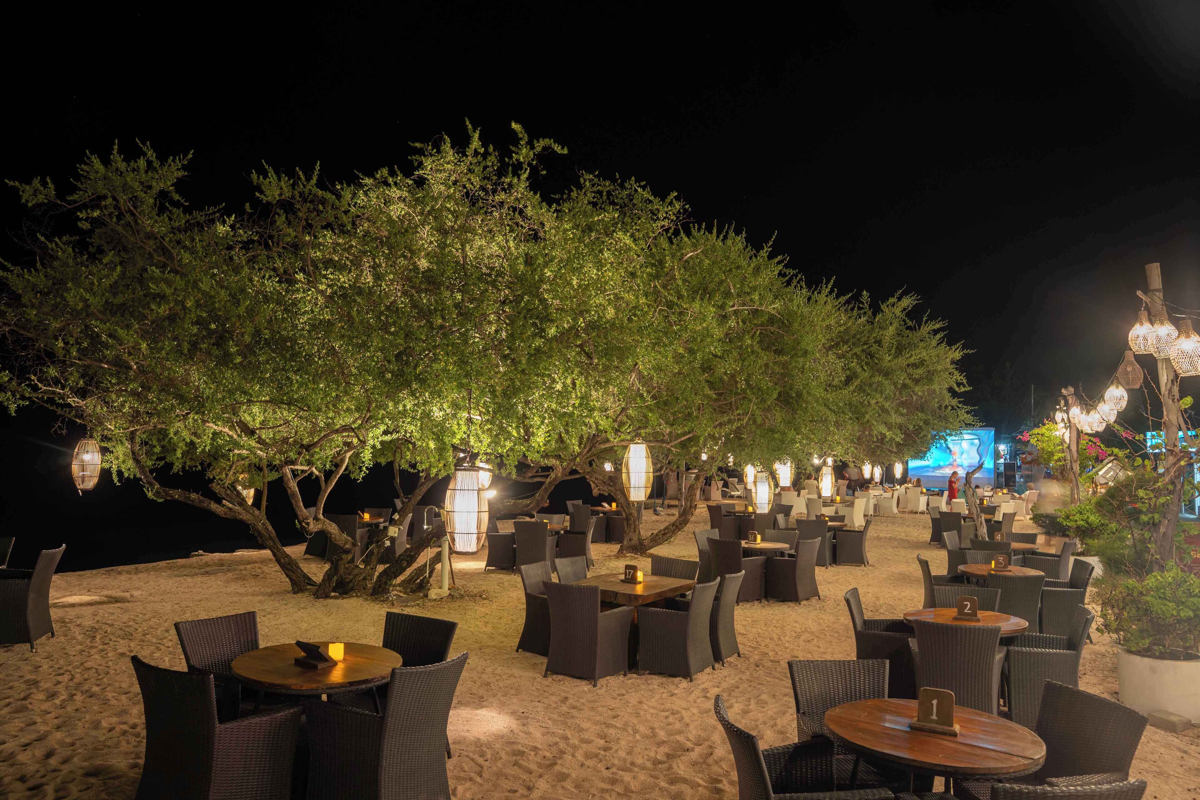 Melayani sarapan dan makan siang dengan sajian masakan internasional