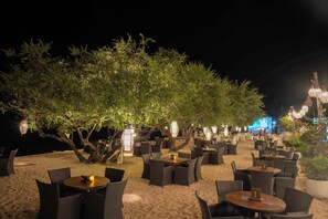 Serveert ontbijt, lunch, diner, internationale gerechten 