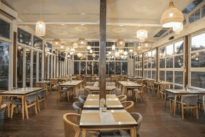 Serveert ontbijt, lunch, diner, internationale gerechten 