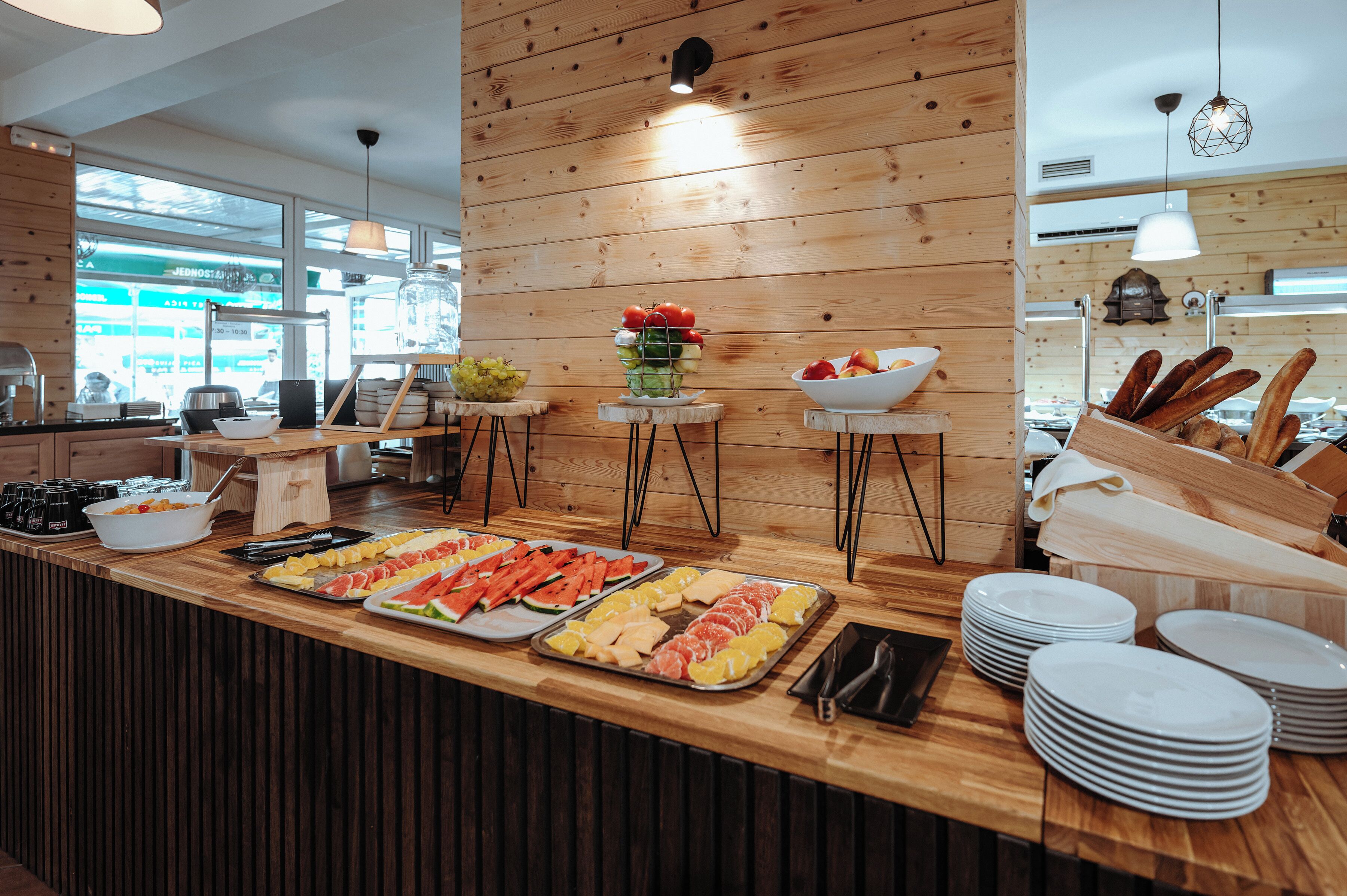 Ein reichhaltiges Buffet mit verschiedenen Speisen und Besteck.