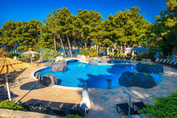 Seasonal outdoor pool, pool umbrellas, sun loungers