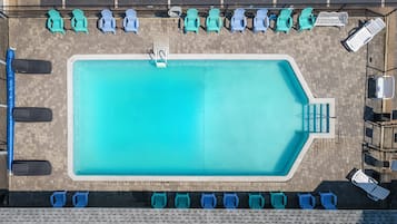 Una piscina al aire libre de temporada, una piscina climatizada