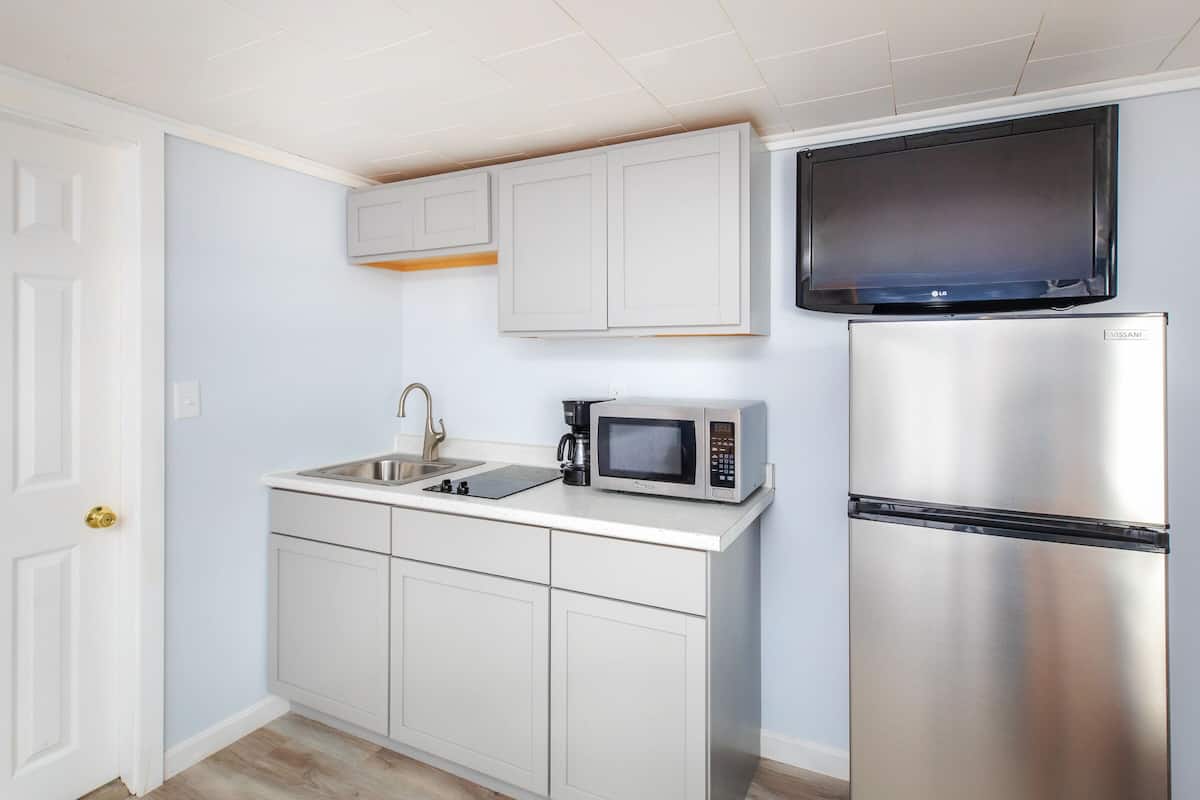 Standard Room, 2 Double Beds, Kitchenette | Private kitchen