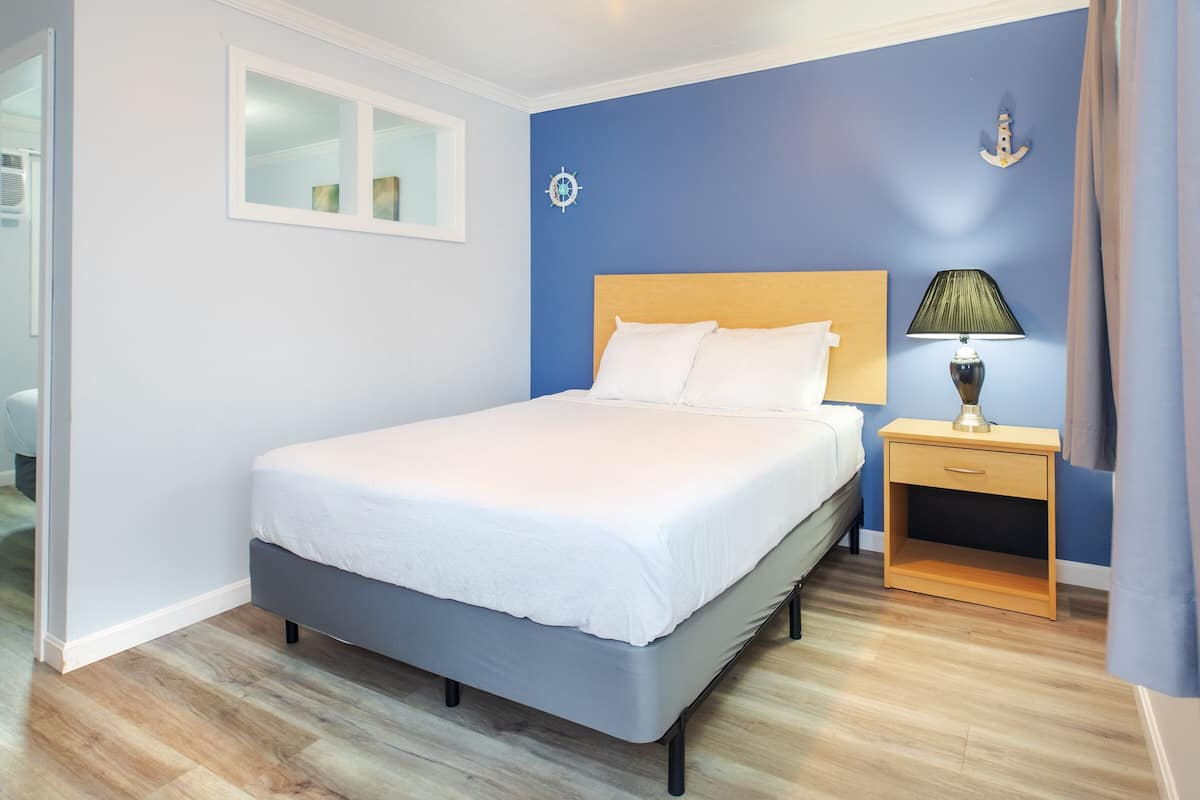 Standard Room, Non Smoking (Standard Room, 1 Queen and 1 Double) | Free WiFi, bed sheets