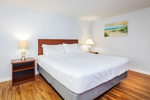 Deluxe Room, 1 King Bed, Non Smoking | Free WiFi, bed sheets