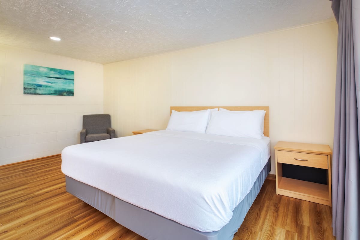 Standard Room, 1 King Bed, Non Smoking | Free WiFi, bed sheets
