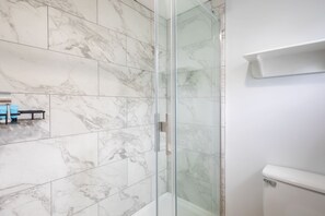Habitación Deluxe, 1 cama de matrimonio grande, no fumadores | Baño | Secador de pelo, toallas, jabón y champú