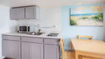 Habitación estándar, 2 camas dobles, cocina básica | Cocina privada