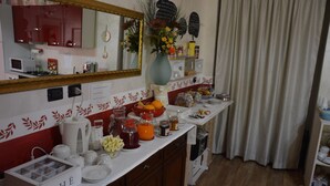 A kitchen counter with various food items and kitchenware, a mirror, and a sign that reads "THÉ". - A casa di Mich il Salento Lu sule Lu mare Lu ientu (Monteroni di Lecce)