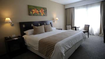 Een kluis op de kamer, een bureau, verduisterende gordijnen