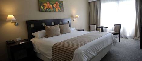 خزنة داخل الغرفة ومكتب وستائر تعتيم وتجهيزات عازلة للصوت