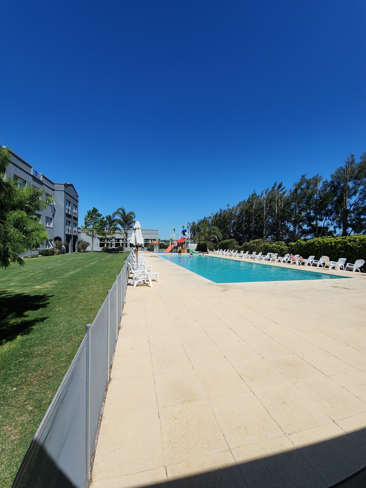 Una piscina cubierta, una piscina al aire libre de temporada