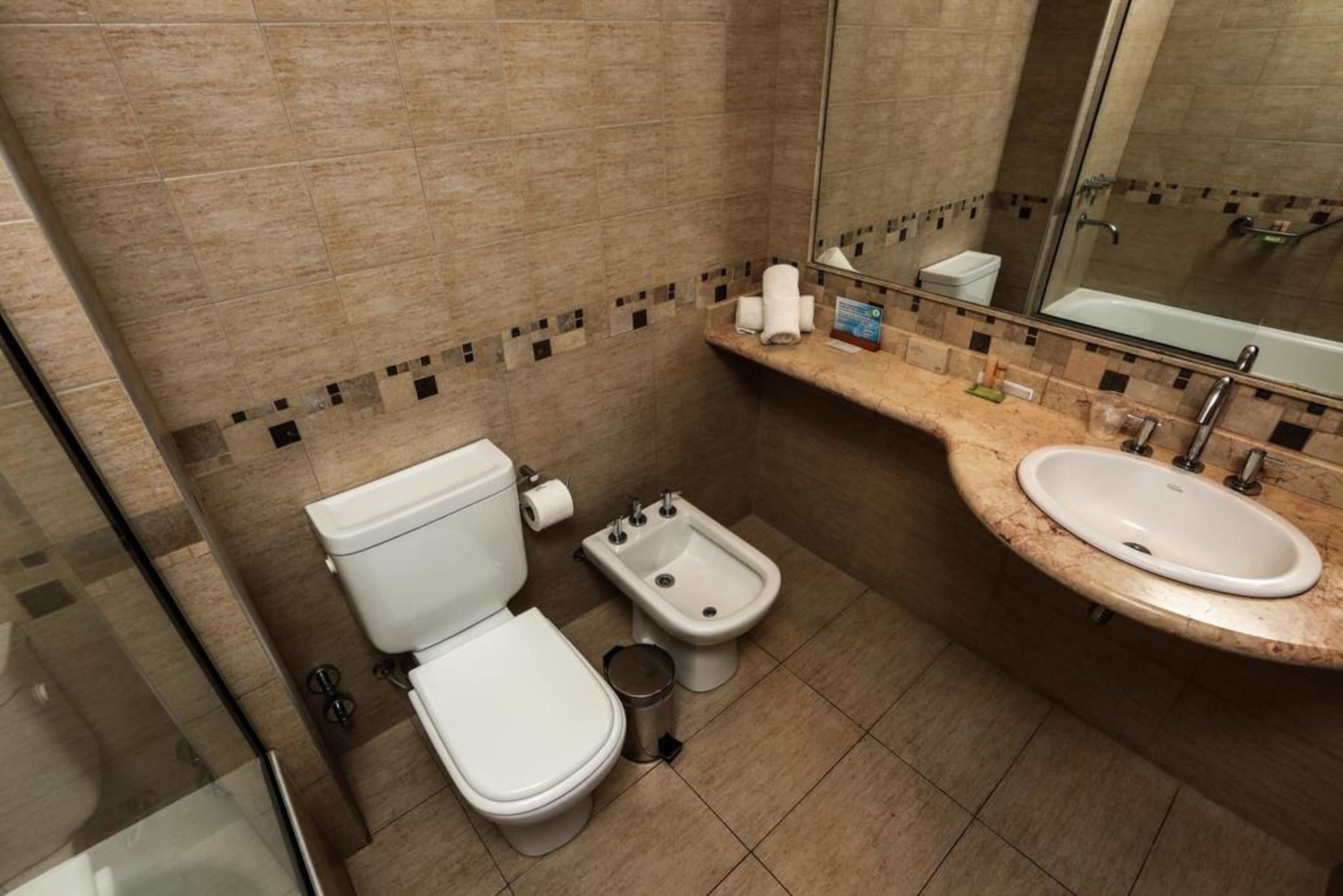 bathtub, deep-soaking bathtub, free toiletries, hair dryer