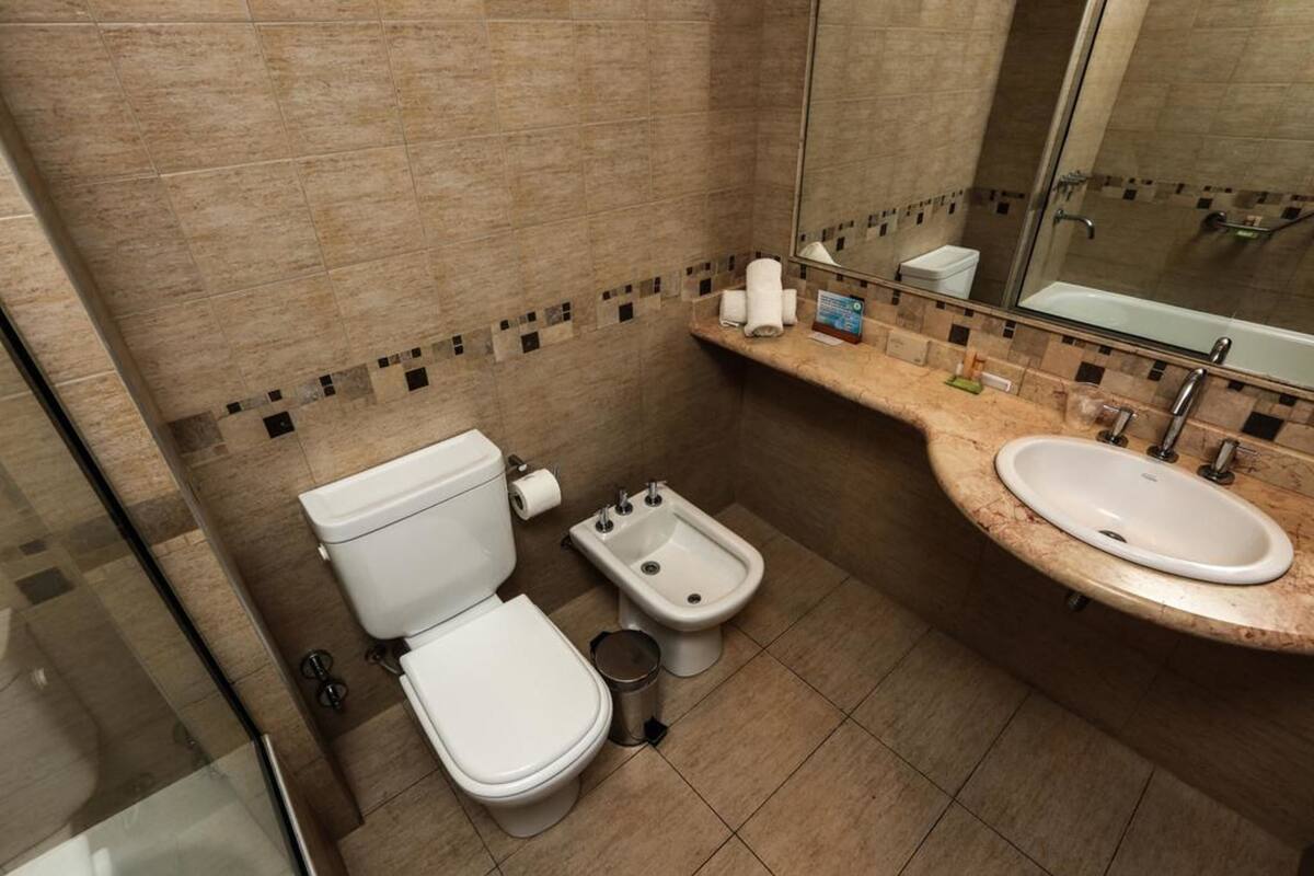 bathtub, deep-soaking bathtub, free toiletries, hair dryer