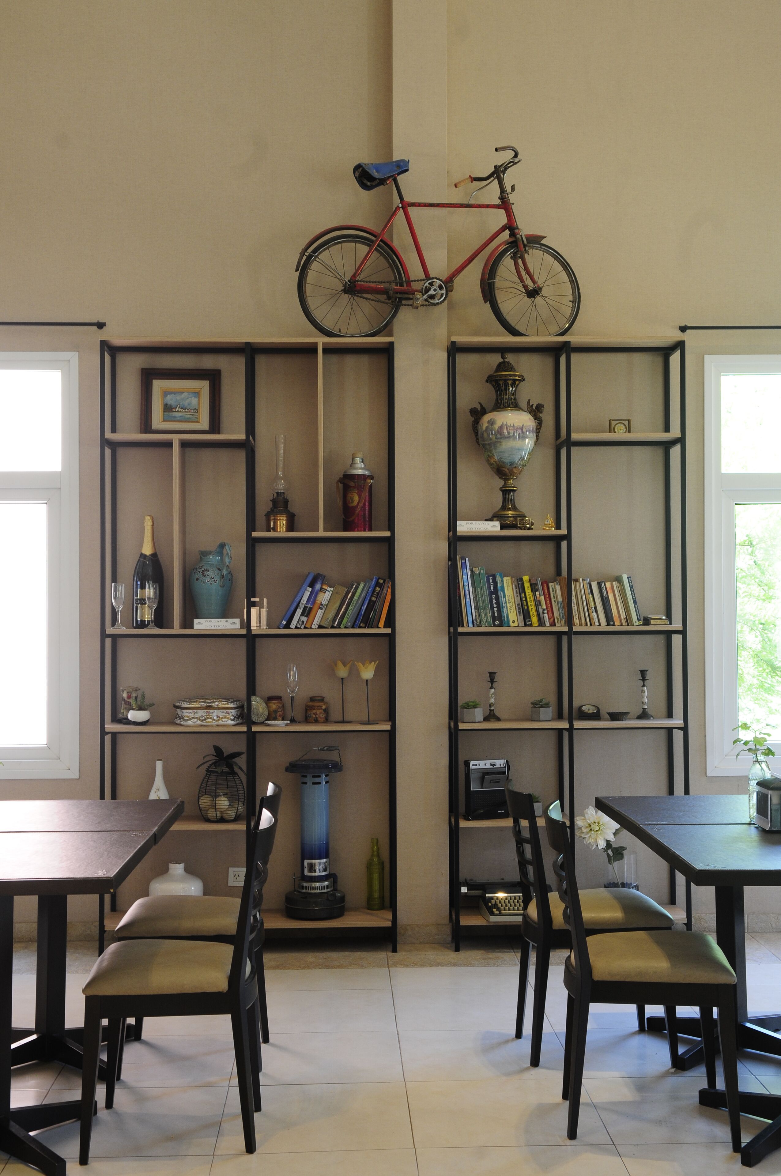 breakfast and dinner served, fusion cuisine