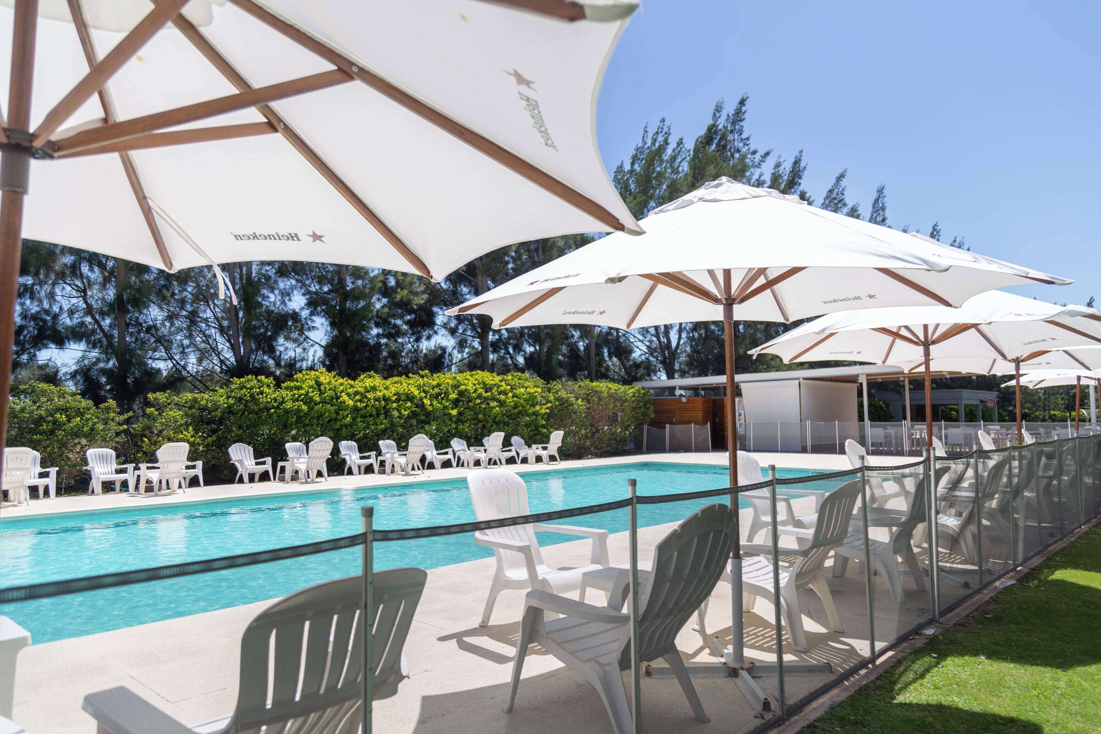 Een binnenzwembad, een seizoensgebonden buitenzwembad