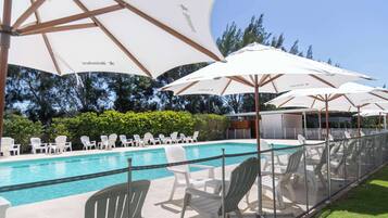 Een binnenzwembad, een seizoensgebonden buitenzwembad